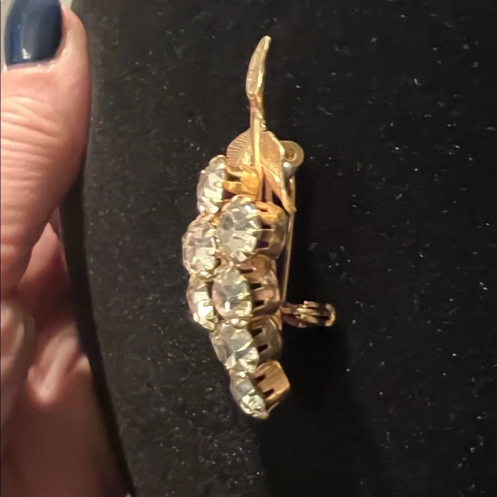 VINTAGE JEWELRY - 1960s Grapes White Rhinestone Crystal Gold Plated Brooch Pin